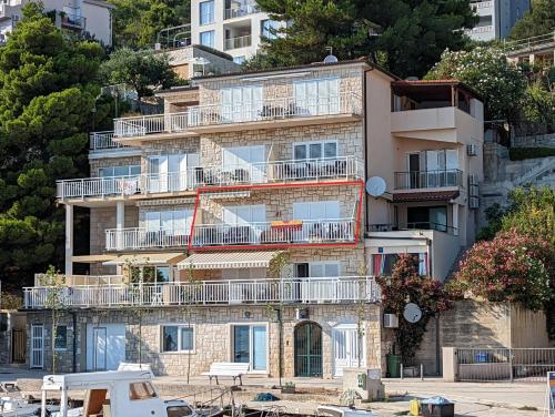 One-Bedroom Apartment with Balcony and Sea View image 1