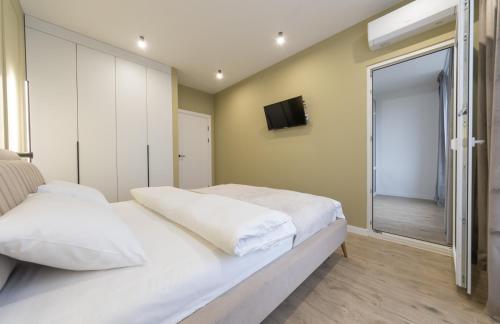 One-Bedroom Apartment image 6
