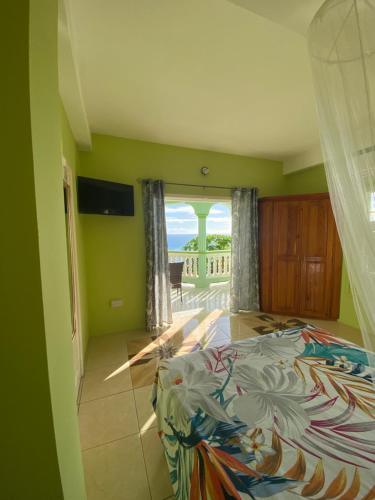 Greenhouse on the Hill, Sea View Studio Apartment in ラボリー