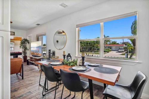 Létesítmények, Beach House/KING BD/Hot Tub/Pool/Fire Pit/Gym/Golf in Lantana (FL)