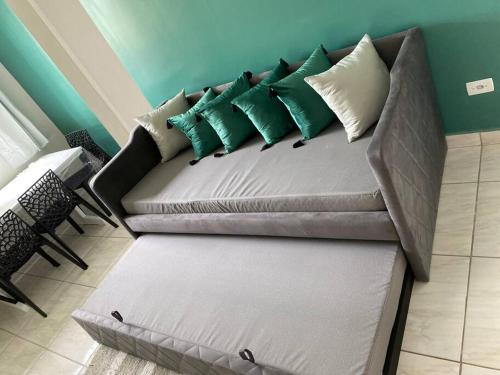 2 bedrooms, 6 beds