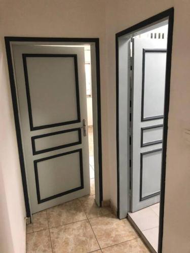 Résidence Dibéla Haut de Guégué (Residence Dibela Haut de Guegue) in Либревиль
