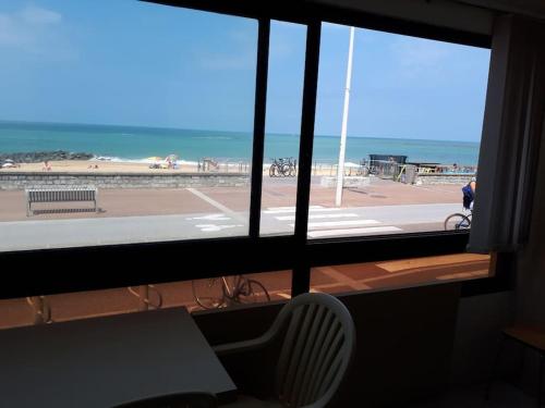 FACE à LA PLAGE CENTRALE POUR CET AGRÉABLE T2 (FACE a LA PLAGE CENTRALE POUR CET AGREABLE T2) in كابريتون