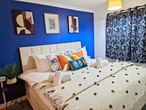 1 Bed Central Serviced Accommodation with Balcony in Stevenage Free WIFI by Stay Local Home Welcome Contractors Business Travellers Families