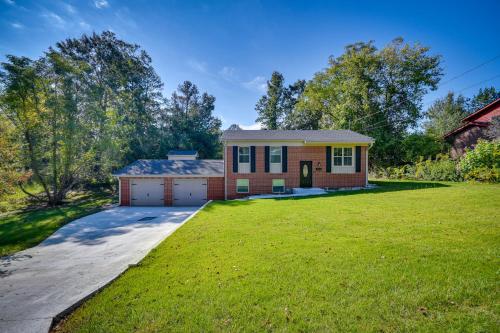 Family-Friendly Tuskegee Home 3 Mi to University! in Tuskegee, USA