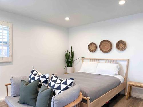 The Cozy Oasis - A Renovated and Modern Studio near LAX + SoFi + Beaches + Freeway