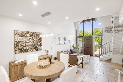 Luxury Pool Villa at St. James UNIT E, Pet Friendly in Miami, USA