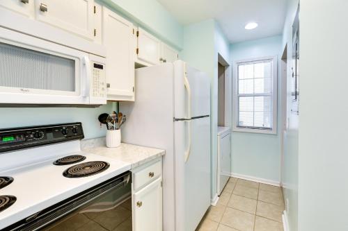 Longs Condo with Balcony, Golf Course and Pool View! in Longs, USA
