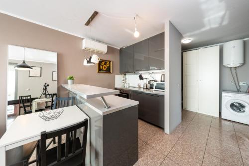 Modern Apartment 2 with Parking next to Bulgaria Mall, Sofia (Foto 5)