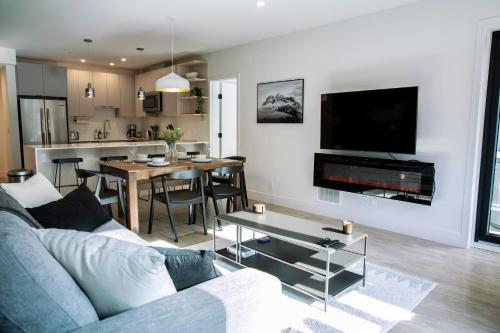 Ski & Tee Retreat Bright Three Bedroom and Hot Tub - Mount Revelstoke National Park