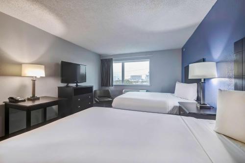 Deluxe Queen Room with Two Queen Beds - Non-Smoking
