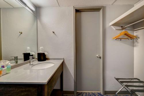 Days Inn by Wyndham Arlington Six Flags/AT&T Stadium - image 5