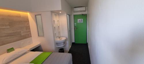 Check Inn Hotel – Cape Town, CO
