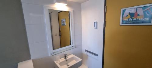 Check Inn Hotel – Cape Town, CO