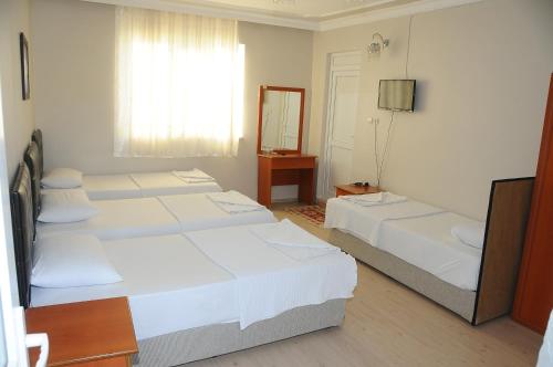 1 queen bed, 2 twin beds