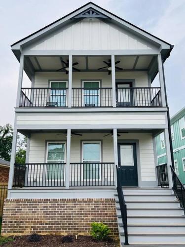 Luxury 4 Bedroom Home and private deck by MCG 6 in อัพทาวน์