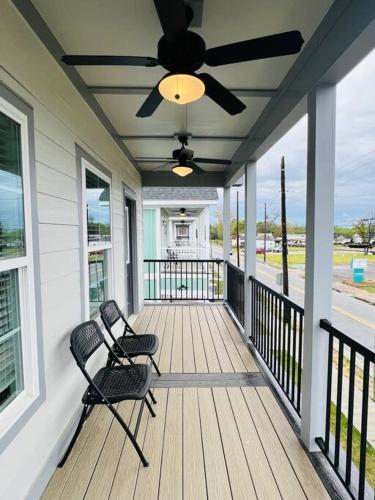 Luxury 4 Bedroom Home and private deck by MCG 6 in อัพทาวน์