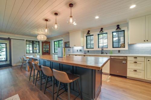 Higgins Lake Vacation Rental w/ Lake Views & Deck! in Houghton Lake (MI)