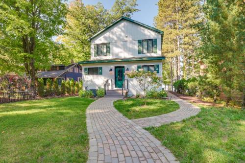 Higgins Lake Vacation Rental w/ Lake Views & Deck! in Houghton Lake (MI)