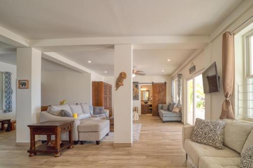 Lucky Duck Villa - Huge Beachfront Pool and Pier in Maya Beach