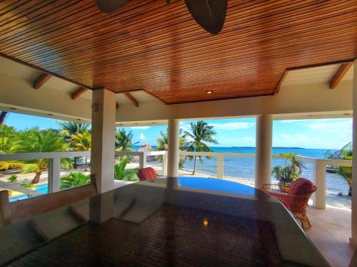 Lucky Duck Villa - Huge Beachfront Pool and Pier in Maya Beach