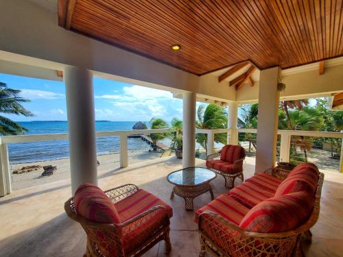 Lucky Duck Villa - Huge Beachfront Pool and Pier in Maya Beach