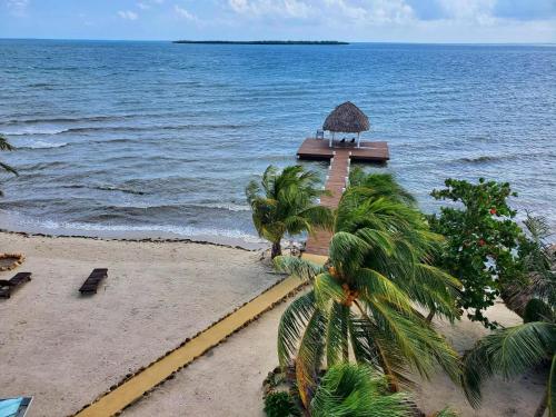 Lucky Duck Villa - Huge Beachfront Pool and Pier in Maya Beach