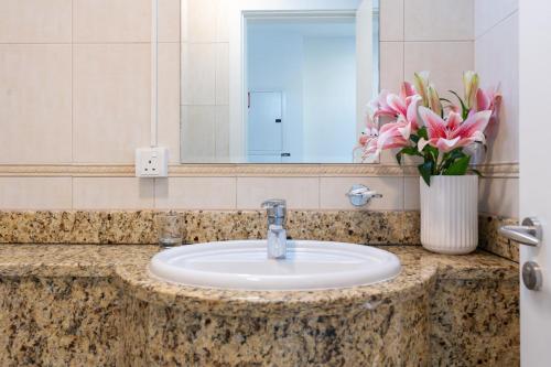 Vibrant - Prime Location Dubai Marina - Near Metro - image 13