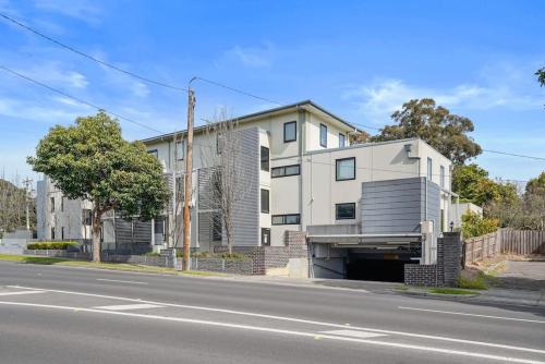 Perfect Box Hill High Studio Apartment w parking in Burwood