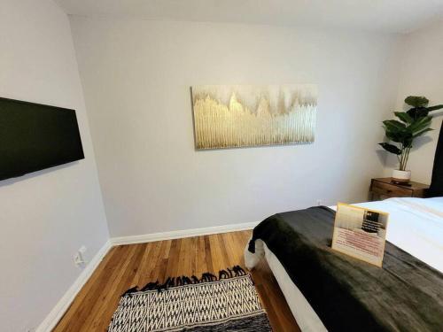 Centrally Located, Black & White Charmer Sleeps 10 in Houston, USA