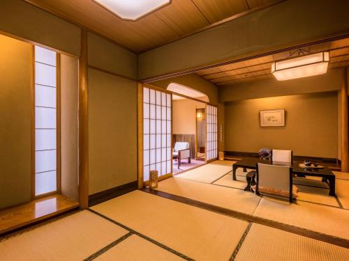 Superior Japanese-Style Room with Bathroom - Ryokusuien