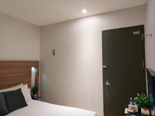 Standard Queen Room image 3