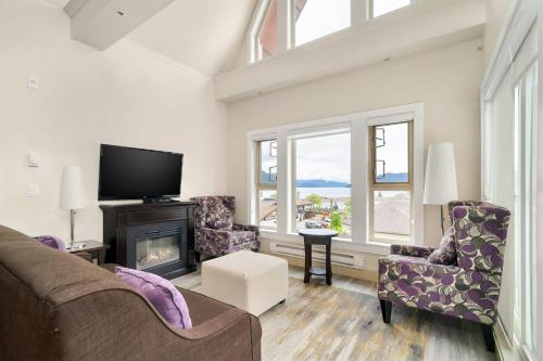 . Scenic 3BR Penthouse Suite w Rooftop Lake View