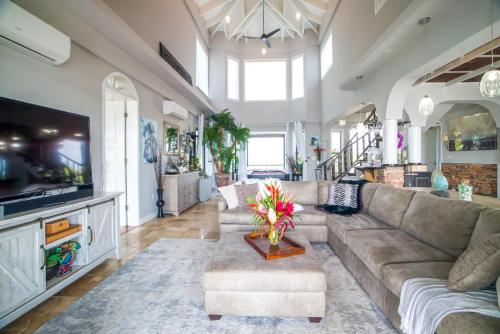 Planos, Kairos - Luxury Oceanfront Villa w 2 Pools Beach Pier in Riversdale