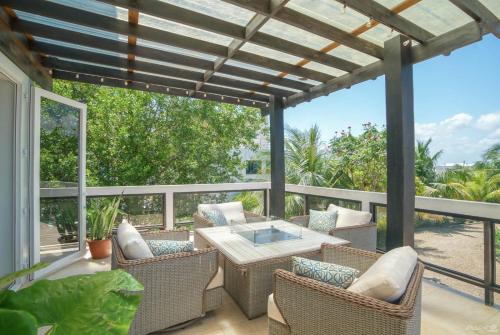 Planos, Kairos - Luxury Oceanfront Villa w 2 Pools Beach Pier in Riversdale