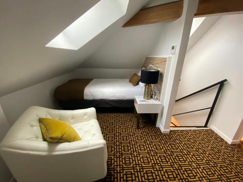 1 queen bed, 1 twin bed