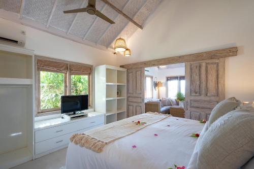 Villa 6 - Three-Bedroom Ocean View Villa with Plunge Pool image 10