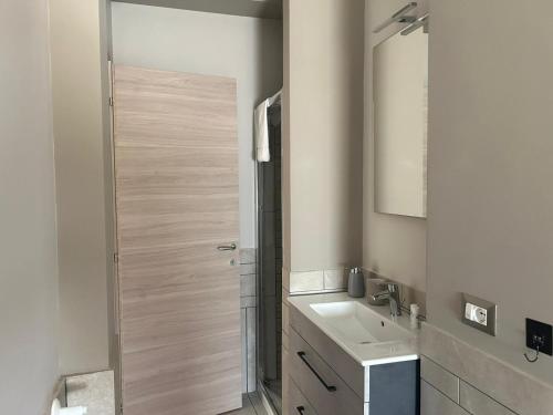One-Bedroom Apartment image 2