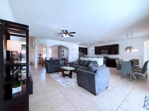 Cozy Family Friendly Pool Home with Game Room-227Y home in Davenport, USA