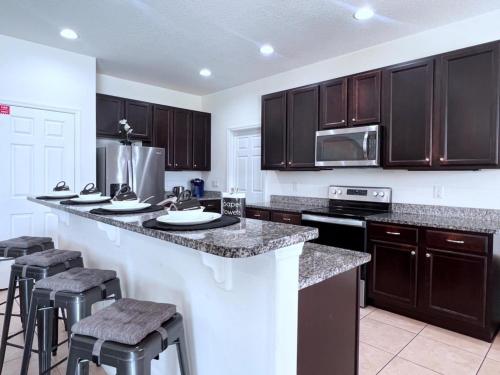 Cozy Family Friendly Pool Home with Game Room-227Y home in Davenport, USA