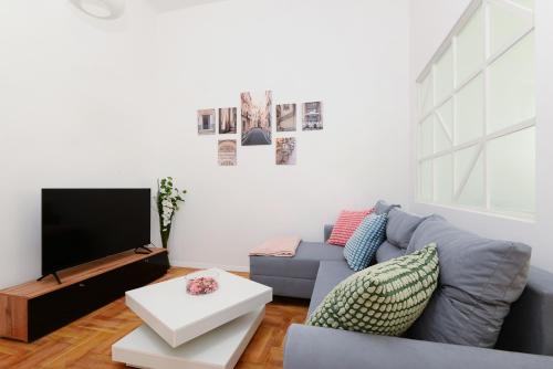 Akacfa 7 Two Bedroom Central Apartment - image 9