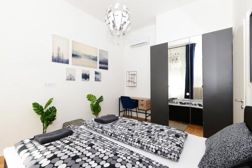 Akacfa 7 Two Bedroom Central Apartment - main image