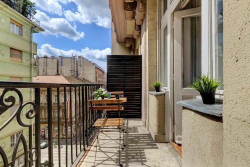 Akacfa 7 Two Bedroom Central Apartment - image 6