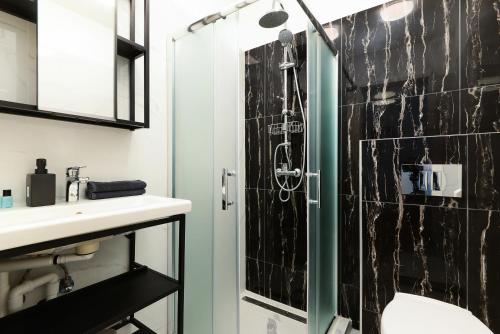 Akacfa 7 Two Bedroom Central Apartment - image 8