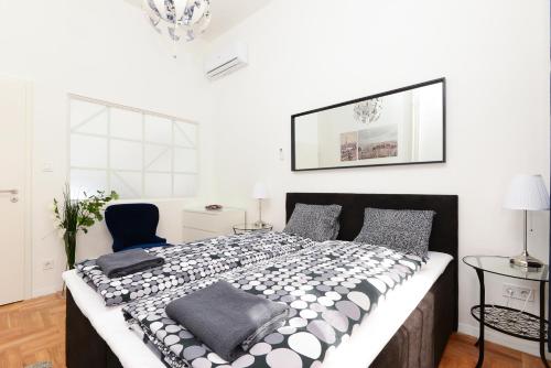 Akacfa 7 Two Bedroom Central Apartment - image 10