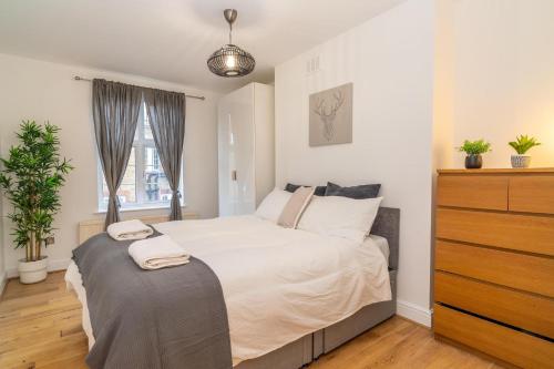 Location! 2 bed/2bath - Pro Host, London