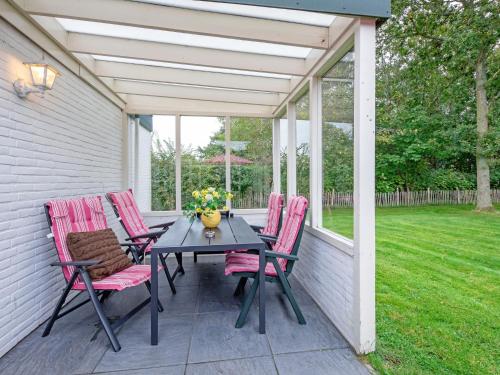 Balcony/terrace, Cozy holiday home with hot tub on Texel in Den Burg