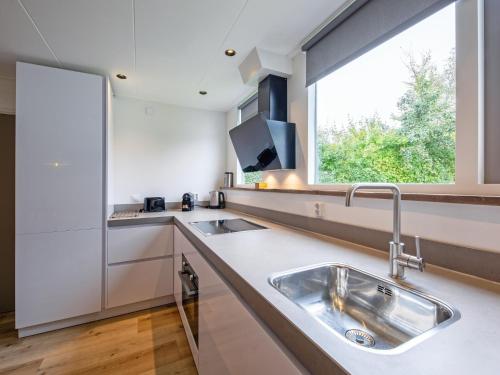 Kitchen, Cozy holiday home with hot tub on Texel in Den Burg
