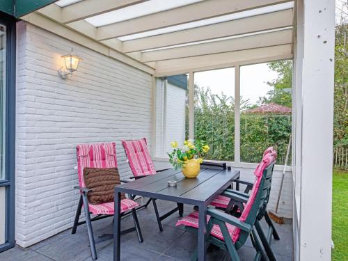 Balcony/terrace, Cozy holiday home with hot tub on Texel in Den Burg