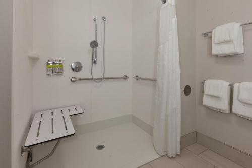 King Room - Mobility Access/Roll in Shower - Non-Smoking